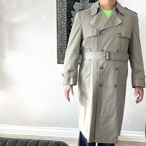 LONDON FOG 44R Fully Lined Men’s Trench Coat. Only worn a couple of times.